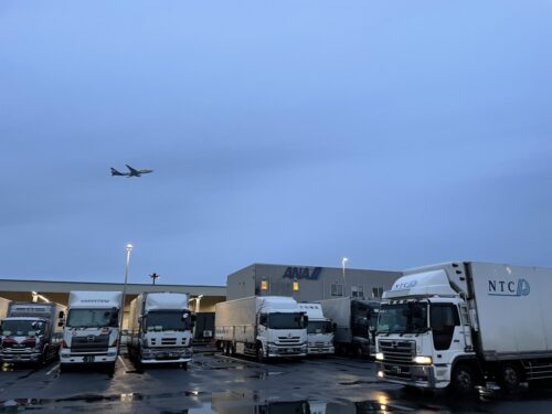 成田空港の荷待ち問題が深刻化　拘束時間長い航空貨物輸送の実態